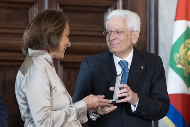 Il Presidente Sergio Mattarella consegna le insegne di Cavaliere dell’Ordine “Al Merito del Lavoro” a Anna Beatrice Ferrino
