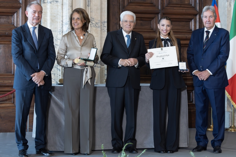Il Presidente Sergio Mattarella con l'Alfiere del Lavoro Alisia Gabriela Di Panfilo 
