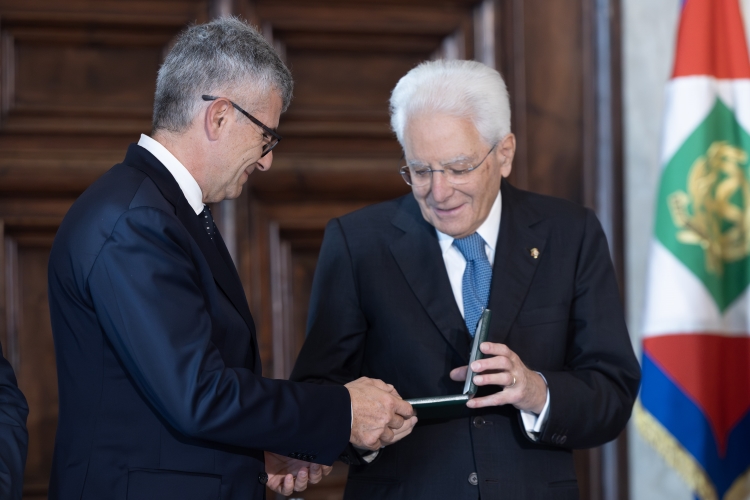 Il Presidente Sergio Mattarella consegna le insegne di Cavaliere dell’Ordine “Al Merito del Lavoro” a Piero Mastroberardino
