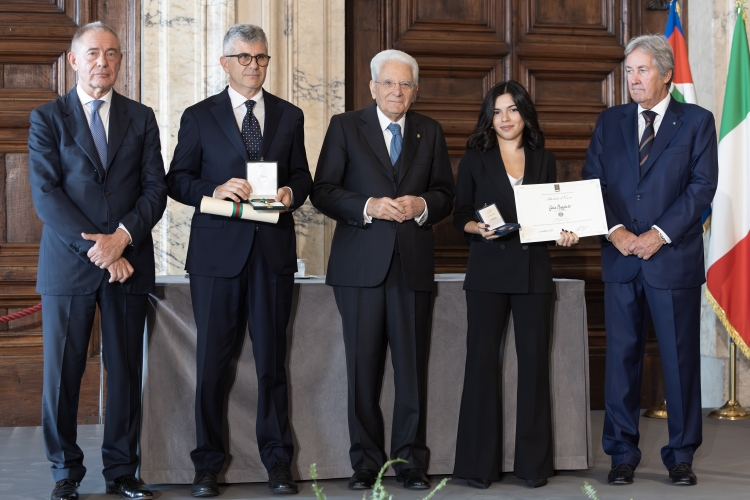 Il Presidente Sergio Mattarella con l'Alfiere del Lavoro Gaia Ruggiero  
