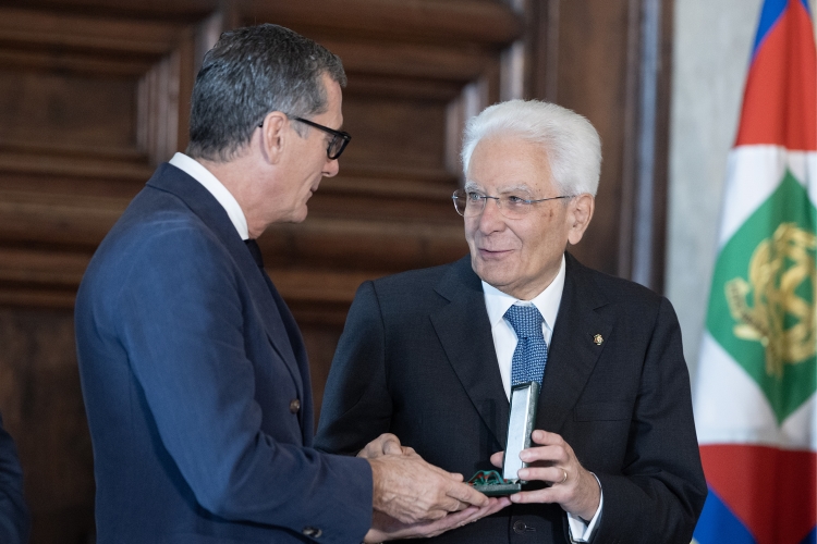 Il Presidente Sergio Mattarella consegna le insegne di Cavaliere dell’Ordine “Al Merito del Lavoro” a Francesco Milleri
