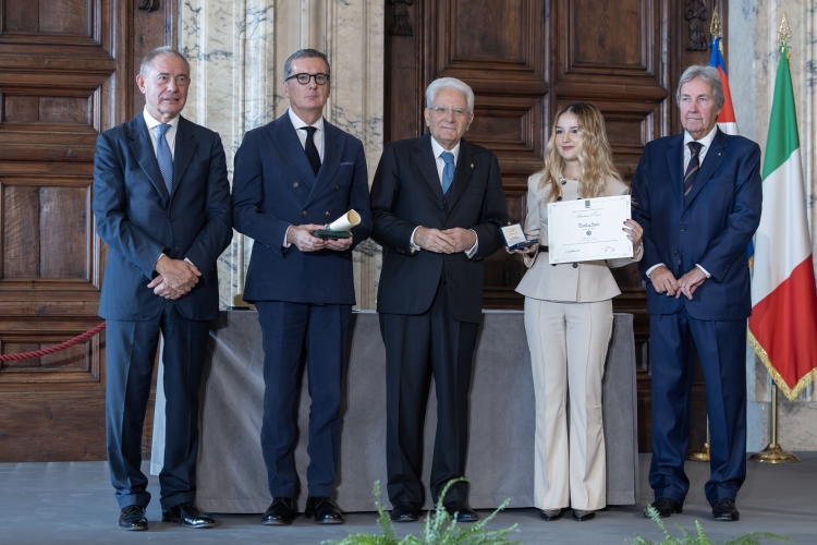 Il Presidente Sergio Mattarella con l'Alfiere del Lavoro Martina Sechi  
