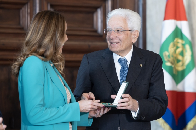 Il Presidente Sergio Mattarella consegna le insegne di Cavaliere dell’Ordine “Al Merito del Lavoro” a Federica Minozzi
