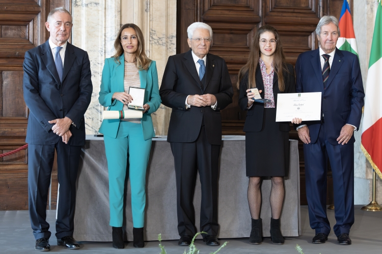 Il Presidente Sergio Mattarella con l'Alfiere del Lavoro Alice Bordet  
