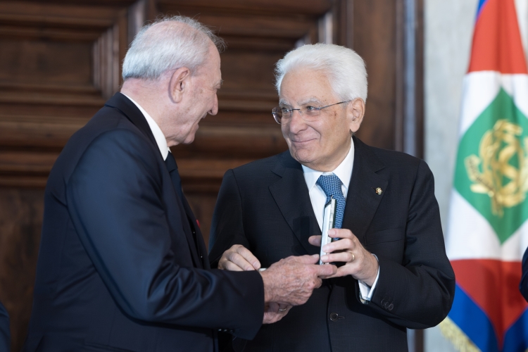 Il Presidente Sergio Mattarella consegna le insegne di Cavaliere dell’Ordine “Al Merito del Lavoro” a Vittorio Moretti
