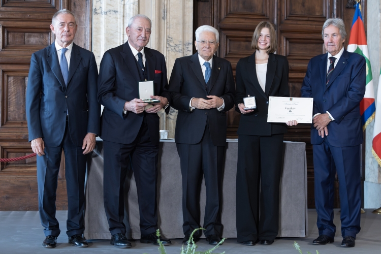 Il Presidente Sergio Mattarella con l'Alfiere del Lavoro Emma Gasser  

