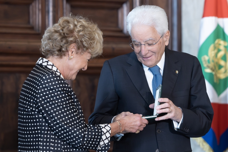 Il Presidente Sergio Mattarella consegna le insegne di Cavaliere dell’Ordine “Al Merito del Lavoro” a Marina Nissim 
