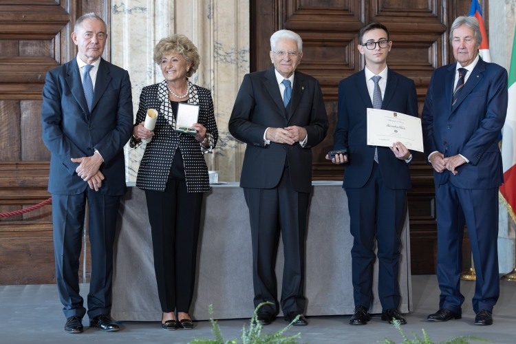 Il Presidente Sergio Mattarella con l'Alfiere del Lavoro Alessandro Altieri 
