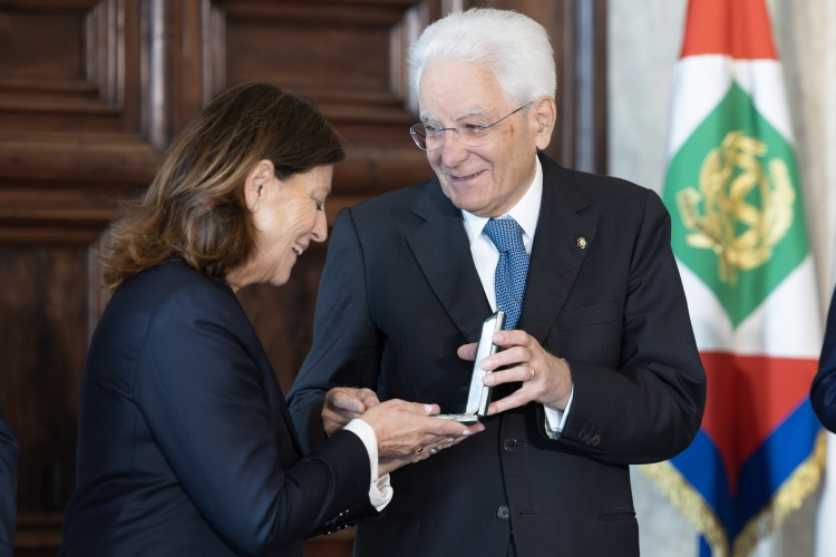 Il Presidente Sergio Mattarella consegna le insegne di Cavaliere dell’Ordine “Al Merito del Lavoro” a Maria Giovanna Paone 
