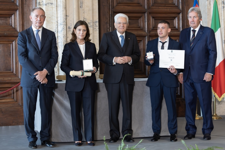 Il Presidente Sergio Mattarella con l'Alfiere del Lavoro Valentino Lai 
