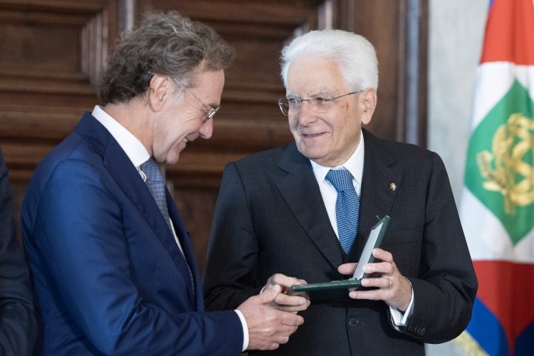 Il Presidente Sergio Mattarella consegna le insegne di Cavaliere dell’Ordine “Al Merito del Lavoro” a Massimo Pavin 

