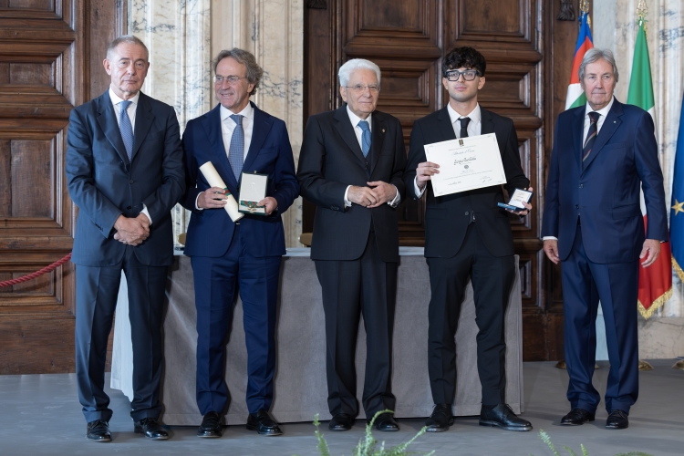 Il Presidente Sergio Mattarella con l'Alfiere del Lavoro Giorgio Basilotta
