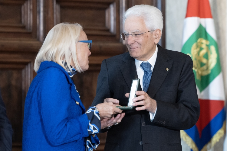 Il Presidente Sergio Mattarella consegna le insegne di Cavaliere dell’Ordine “Al Merito del Lavoro” a Luisa Quadalti Senzani 
