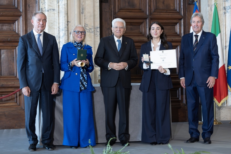 Il Presidente Sergio Mattarella con l'Alfiere del Lavoro Luisa Iorio
