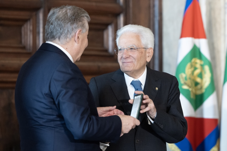 Il Presidente Sergio Mattarella consegna le insegne di Cavaliere dell’Ordine “Al Merito del Lavoro” a Giovanni Rubini 

