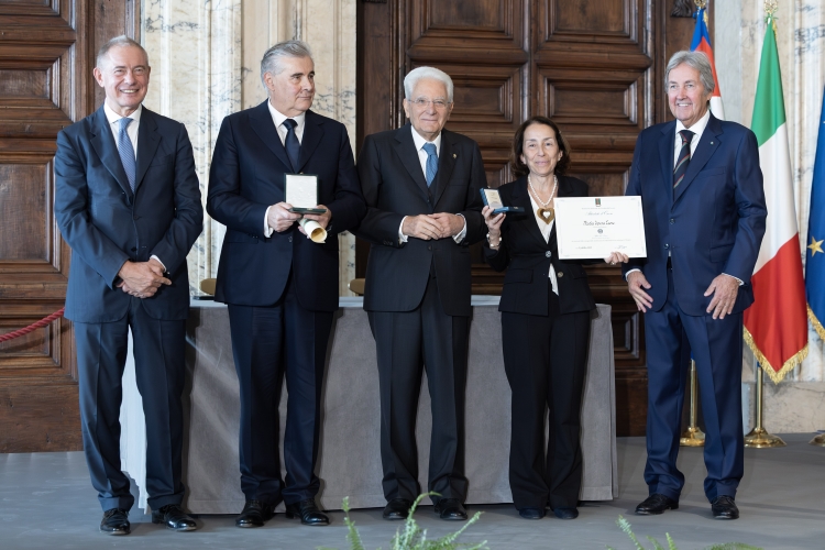 Il Presidente Sergio Mattarella con la mamma dell'Alfiere del Lavoro Maria Teresa Leone 
