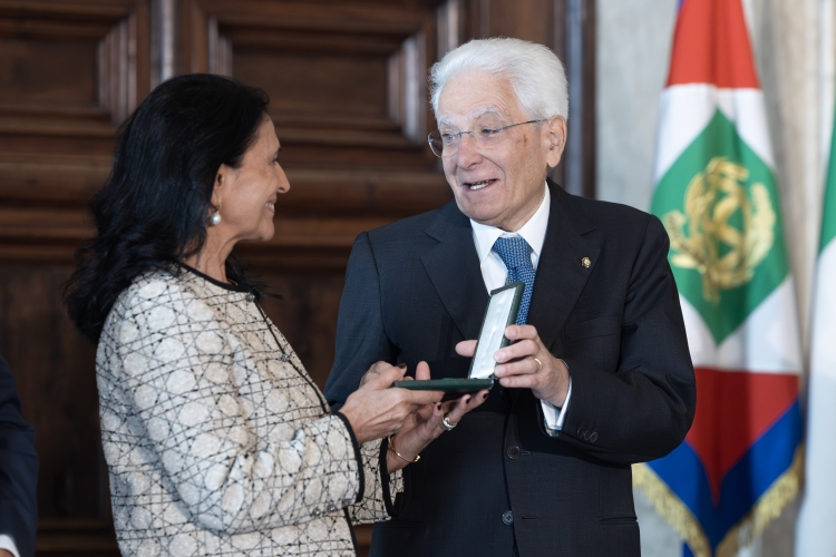 Il Presidente Sergio Mattarella consegna le insegne di Cavaliere dell’Ordine “Al Merito del Lavoro” a Laura Ruggiero
