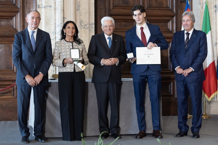 Il Presidente Sergio Mattarella con l'Alfiere del Lavoro Vittorio Antonio Trobia
