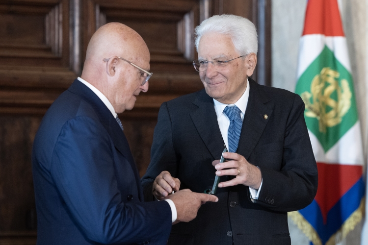 Il Presidente Sergio Mattarella consegna le insegne di Cavaliere dell’Ordine “Al Merito del Lavoro” a Fulvio Scannapieco
