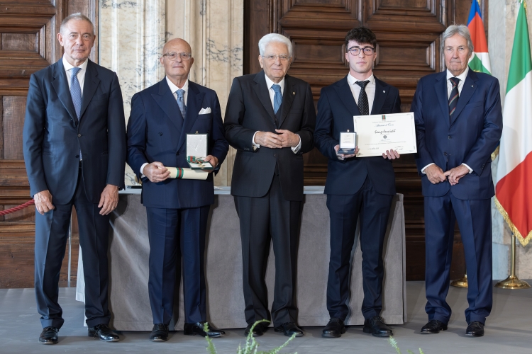 Il Presidente Sergio Mattarella con l'Alfiere del Lavoro Lorenzo Benericetti
