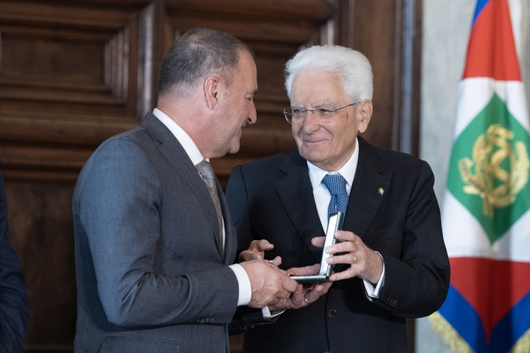 Il Presidente Sergio Mattarella consegna le insegne di Cavaliere dell’Ordine “Al Merito del Lavoro” a Giuliano Tosti
