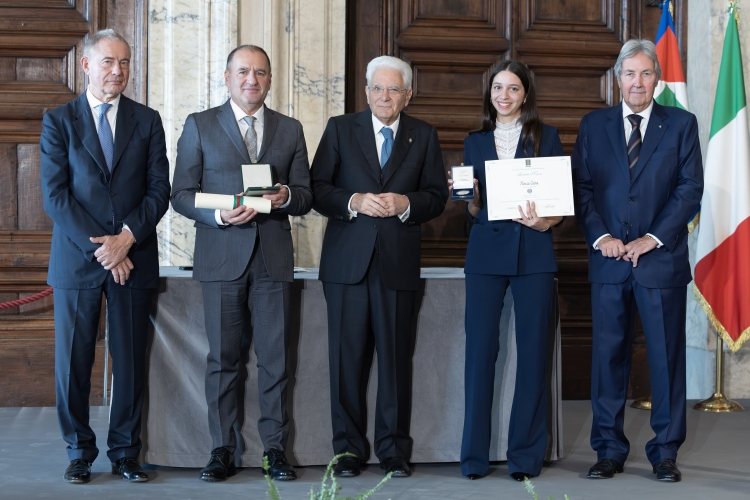 Il Presidente Sergio Mattarella con l'Alfiere del Lavoro Hoara Vaira
