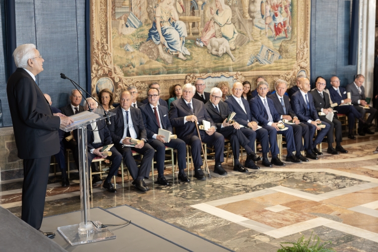 Il Presidente Sergio Mattarella rivolge il suo indirizzo di saluto in occasione della cerimonia di consegna delle insegne di Cavaliere dell’Ordine “Al Merito del Lavoro” ai Cavalieri del Lavoro nominati il 2 giugno 2025
