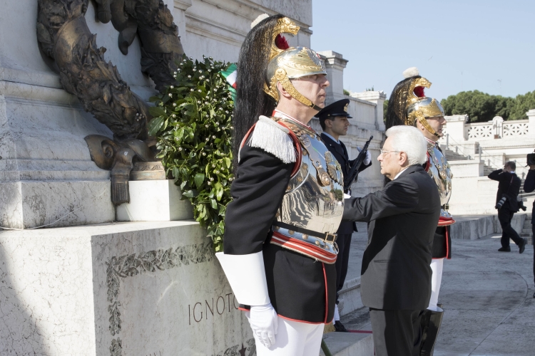 Il Presidente della Repubblica Sergio Mattarella depone una corona d'alloro 