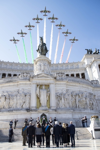Il Presidente della Repubblica Sergio Mattarella depone una corona d'alloro 