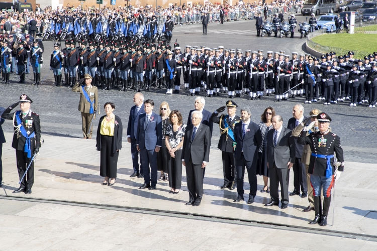 Il Presidente della Repubblica Sergio Mattarella depone una corona d'alloro