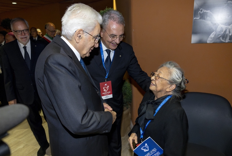 Il Presidente della Repubblica Sergio Mattarella con  Kondo Koko, Hibakusha, sopravvissuta al bombardamento atomico di Hiroshima-Giappone in occasione dell’incontro internazionale per la pace dal titolo “Osare la pace-Religioni e Culture in dialogo”