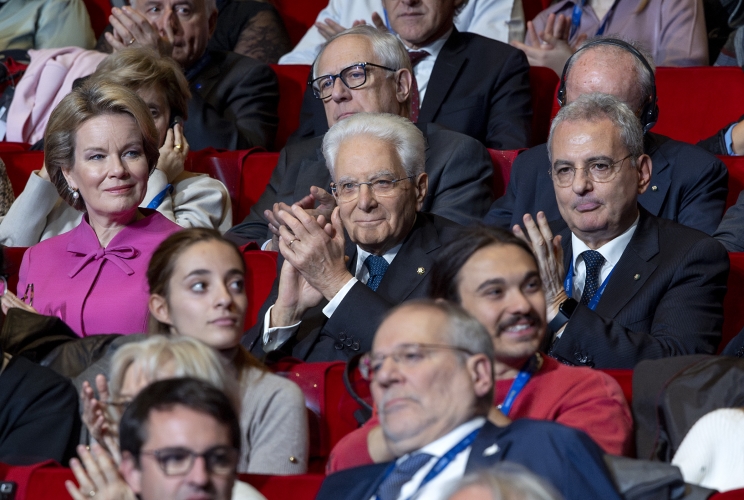 Il Presidente della Repubblica Sergio Mattarella con S.M. la Regina Mathilde dei Belgi e Marco Impagliazzo, Presidente della Comunità di Sant’Egidio, in occasione dell’incontro internazionale per la pace dal titolo “Osare la pace-Religioni e Culture in dialogo”