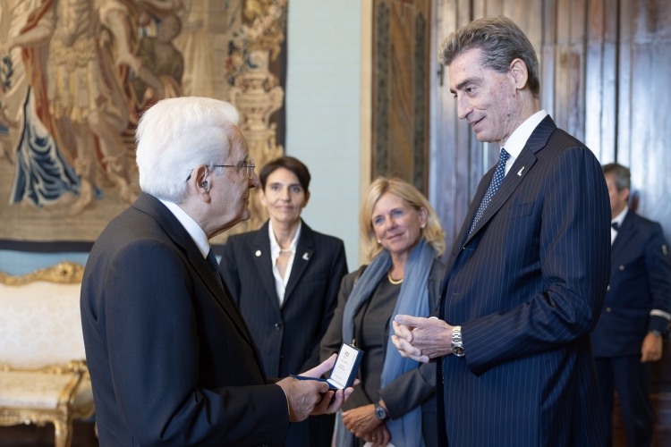 Il Presidente della Repubblica Sergio Mattarella con Andrea Sironi, Presidente della Fondazione AIRC, Anna Mondino, Direttrice scientifica della Fondazione AIRC, e con Maria Rescigno, Prorettrice e Delegata alla ricerca – Vicedirettrice scientifica per la ricerca di base – Humanitas
