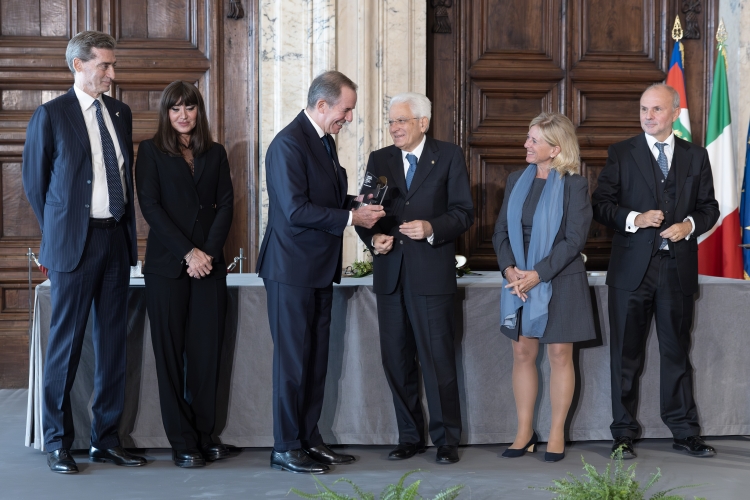 Il Presidente della Repubblica Sergio Mattarella consegna il Premio speciale AIRC “Credere nella Ricerca” a Fondazione Cassa Depositi e Prestiti
