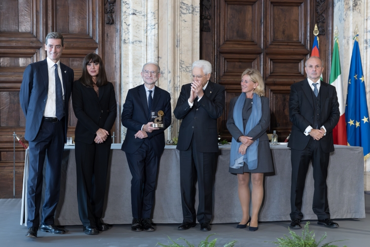 Il Presidente della Repubblica Sergio Mattarella consegna il Premio speciale AIRC “Credere nella Ricerca” a Fondazione IRCCS Istituto Nazionale dei Tumori di Milano
