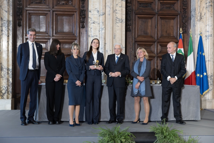 Il Presidente della Repubblica Sergio Mattarella consegna il Premio speciale AIRC “Credere nella Ricerca” a Liceo linguistico internazionale “Grazia Deledda” di Genova
