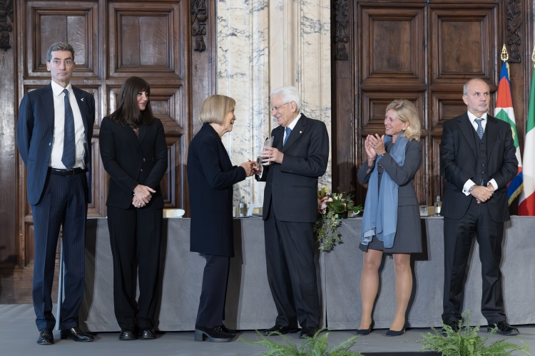 Il Presidente della Repubblica Sergio Mattarella consegna il Premio speciale AIRC “Credere nella Ricerca” a Donatella Hartmann, donatrice AIRC
