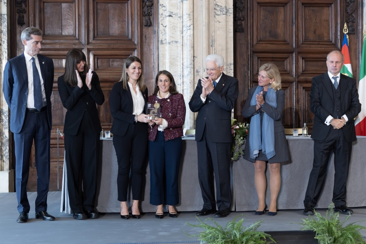Il Presidente della Repubblica Sergio Mattarella consegna il Premio speciale AIRC “Credere nella Ricerca” a Nadia e Sabrina Fanchini, Ambasciatrici AIRC

