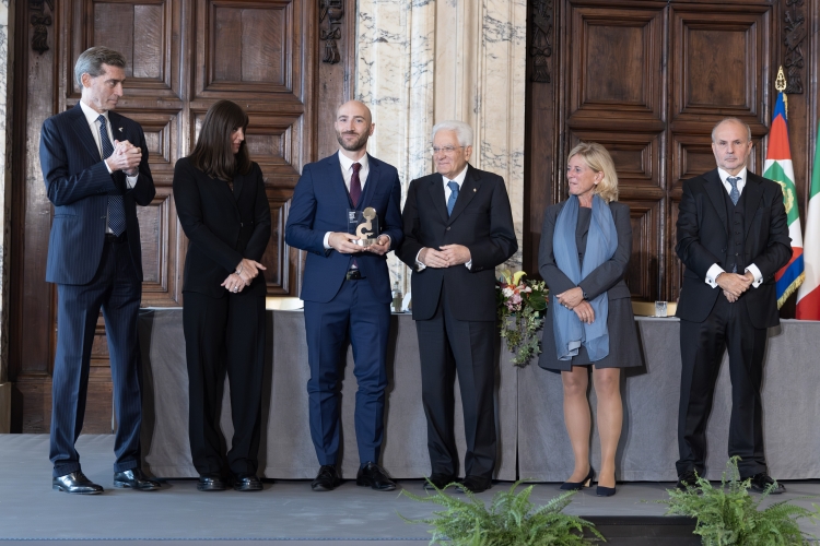 Il Presidente della Repubblica Sergio Mattarella consegna il Premio biennale AIRC “Beppe Della Porta” al Prof. Renato Ostuni, Professore associato di istologia presso l’Università Vita-Salute San Raffaele di Milano
