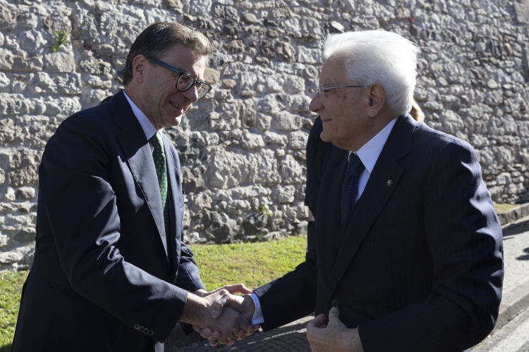 Il Presidente della Repubblica Sergio Mattarella al Castello del Buonconsiglio di Trento, accolto da Giancarlo Giorgetti, Ministro dell’Economia e delle Finanze, in occasione della cerimonia del 100° anniversario del Gruppo sciatori

