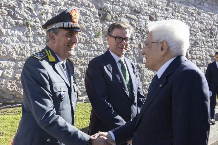 Il Presidente della Repubblica Sergio Mattarella al Castello del Buonconsiglio di Trento, accolto da Andrea De Gennaro, Comandante generale della Guardia, in occasione della cerimonia del 100° anniversario del Gruppo sciatori
“Fiamme gialle” e del 60° anniversario del Soccorso alpino della Guardia di Finanza 
