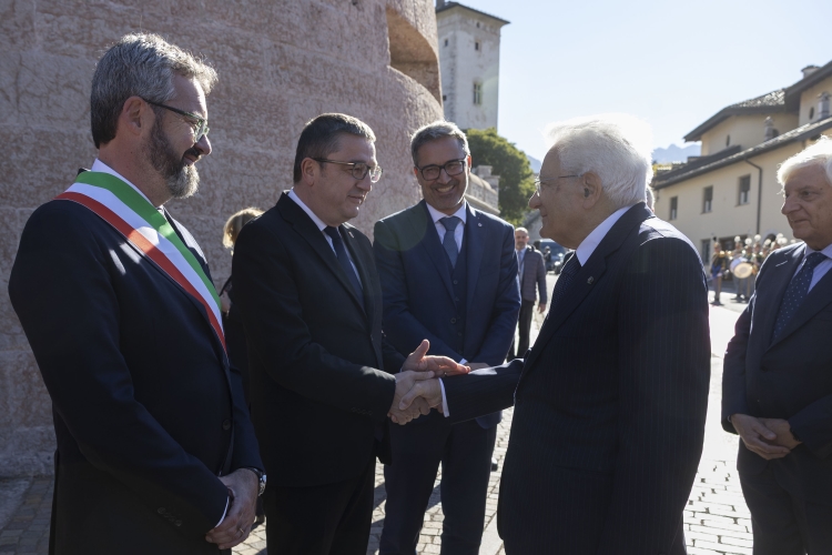 Il Presidente della Repubblica Sergio Mattarella saluta Arno Kompatscher, Presidente della Regione Autonoma del Trentino – Alto Adige, Maurizio Fugatti, Presidente della Provincia autonoma di Trento, e Franco Ianeselli, Sindaco di Trento, in occasione della cerimonia del 100° anniversario del Gruppo sciatori “Fiamme gialle” e del 60° anniversario del Soccorso alpino della Guardia di Finanza 
