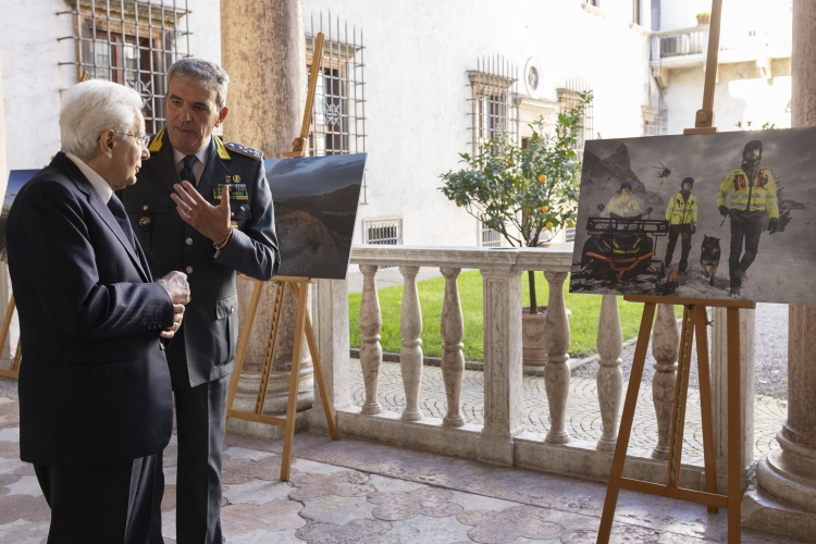 Il Presidente della Repubblica Sergio Mattarella con Andrea De Gennaro, Comandante generale della Guardia, in occasione della cerimonia del 100° anniversario del Gruppo sciatori “Fiamme gialle” e del 60° anniversario del Soccorso alpino della Guardia di Finanza 
