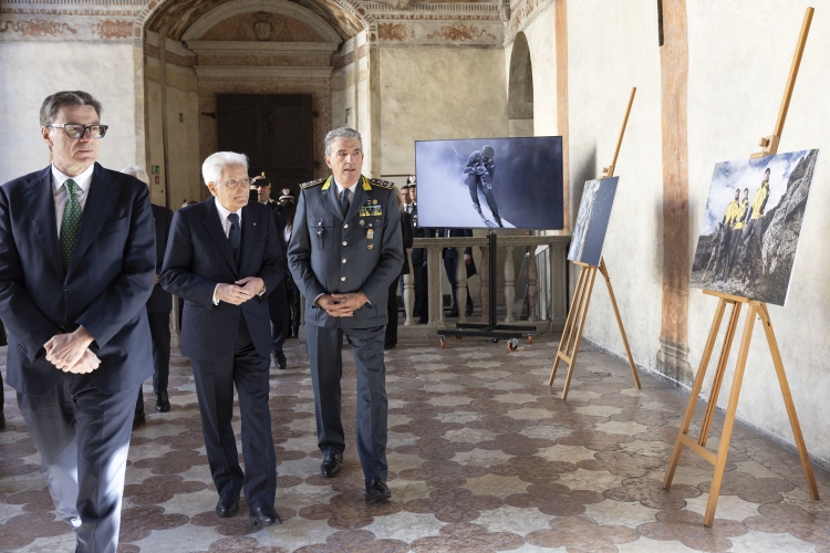 Il Presidente della Repubblica Sergio Mattarella con Giancarlo Giorgetti, Ministro dell’Economia e delle Finanze, e con Andrea De Gennaro, Comandante generale della Guardia, in occasione della cerimonia del 100° anniversario del Gruppo sciatori
“Fiamme gialle” e del 60° anniversario del Soccorso alpino della Guardia di Finanza 

