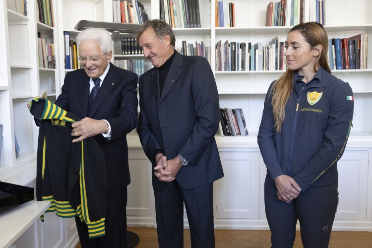 Il Presidente della Repubblica Sergio Mattarella con Piero Gros, già atleta del Gruppo sciatori delle Fiamme gialle e Sofia Goggia, atleta del Gruppo sciatori delle Fiamme gialle in occasione della cerimonia del 100° anniversario del Gruppo sciatori “Fiamme gialle” e del 60° anniversario del Soccorso alpino della Guardia di Finanza
