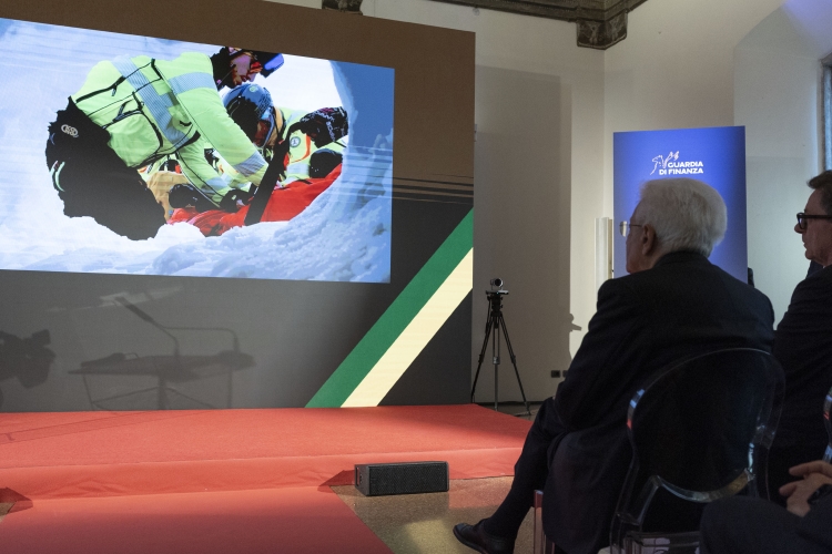 Il Presidente della Repubblica Sergio Mattarella alla cerimonia del 100° anniversario del Gruppo sciatori “Fiamme gialle” e del 60° anniversario del Soccorso alpino della Guardia di Finanza
