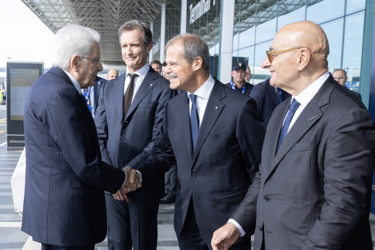 Il Presidente della Repubblica Sergio Mattarella saluta Alessandro Benetton, Presidente di Edizione,Giampiero Massolo, Presidente di Mundys, e Vincenzo Nunziata, Presidente di Aeroporti di Roma, in occasione della cerimonia in occasione del 65° anniversario dell’Aeroporto “Leonardo Da Vinci” di Roma Fiumicino 
