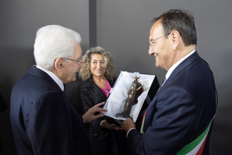 Il Presidente della Repubblica Sergio Mattarella con Mario Baccini, Sindaco di Fiumicino in occasione della cerimonia in occasione del 65° anniversario dell’Aeroporto “Leonardo Da Vinci” di Roma Fiumicino 
