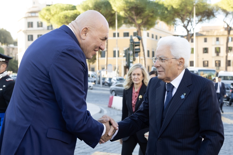 Il Presidente della Repubblica Sergio Mattarella all'Altare della Patria, accolto da Guido Crosetto, Ministro della difesa, in occasione della deposizione di una corona d’alloro sulla Tomba del Milite Ignoto nella ricorrenza della Giornata dell'Unità Nazionale e delle Forze Armate
