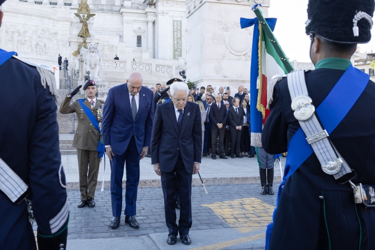 Il Presidente della Repubblica Sergio Mattarella in occasione della deposizione di una corona d’alloro sulla Tomba del Milite Ignoto nella ricorrenza della Giornata dell'Unità Nazionale e delle Forze  Armate  